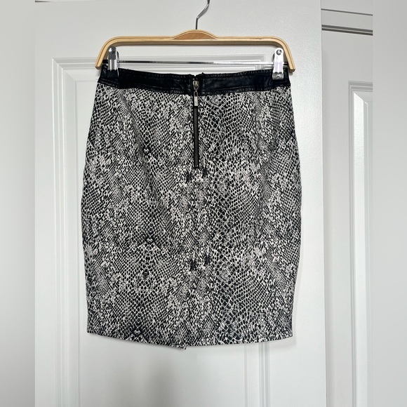 Guess pencil skirt snake print size 2 item 08-11 - Picture 4 of 10